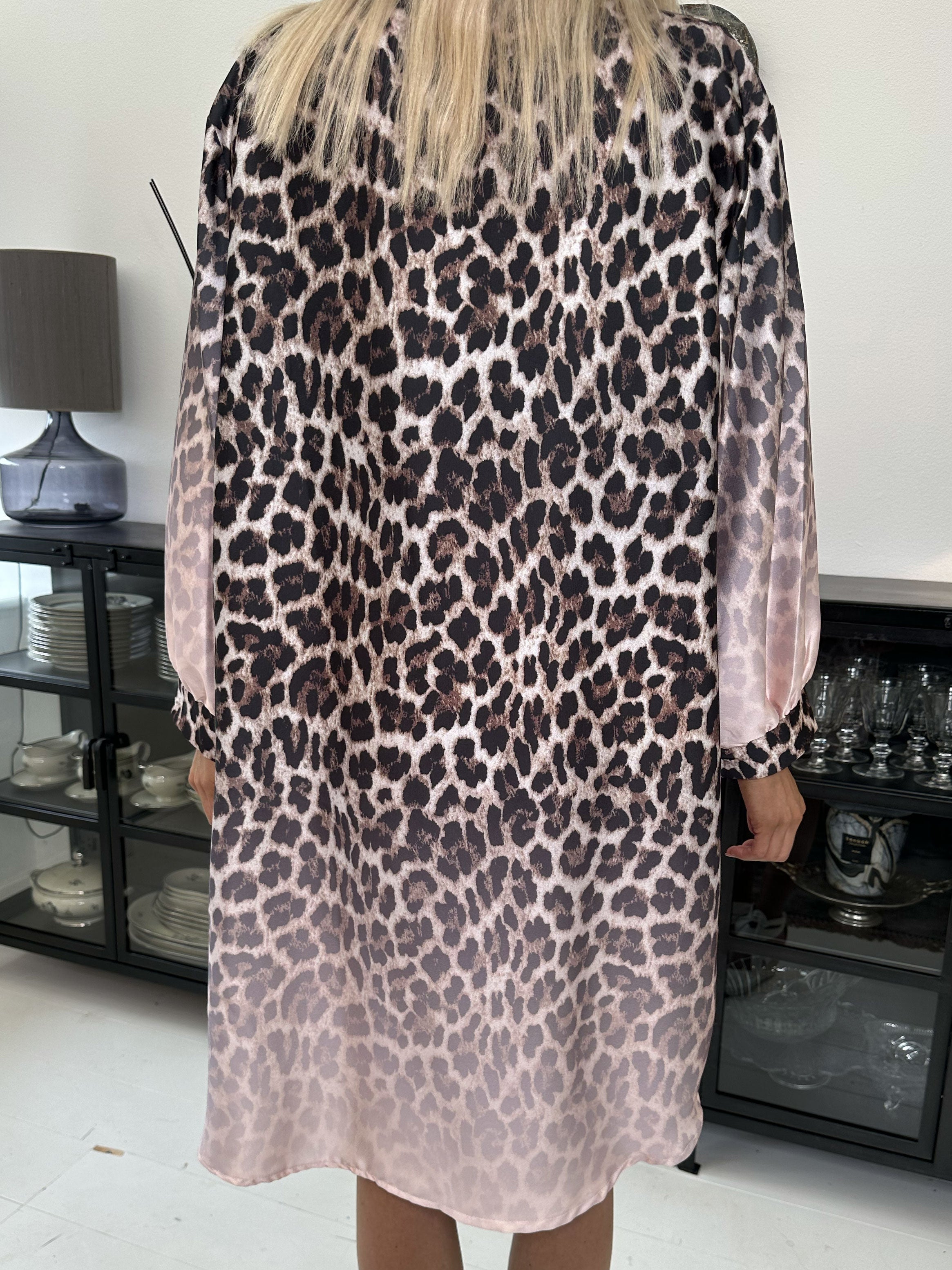 Anemone - Leopardskjorta i silkeslook